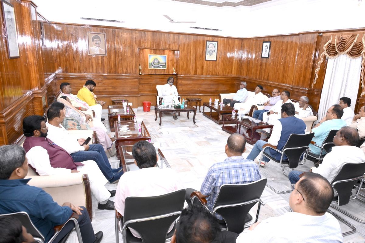 सत्ता पक्ष के विधायकों के साथ गुरुवार को बैठक करते सीएम हेमंत सोरेन
