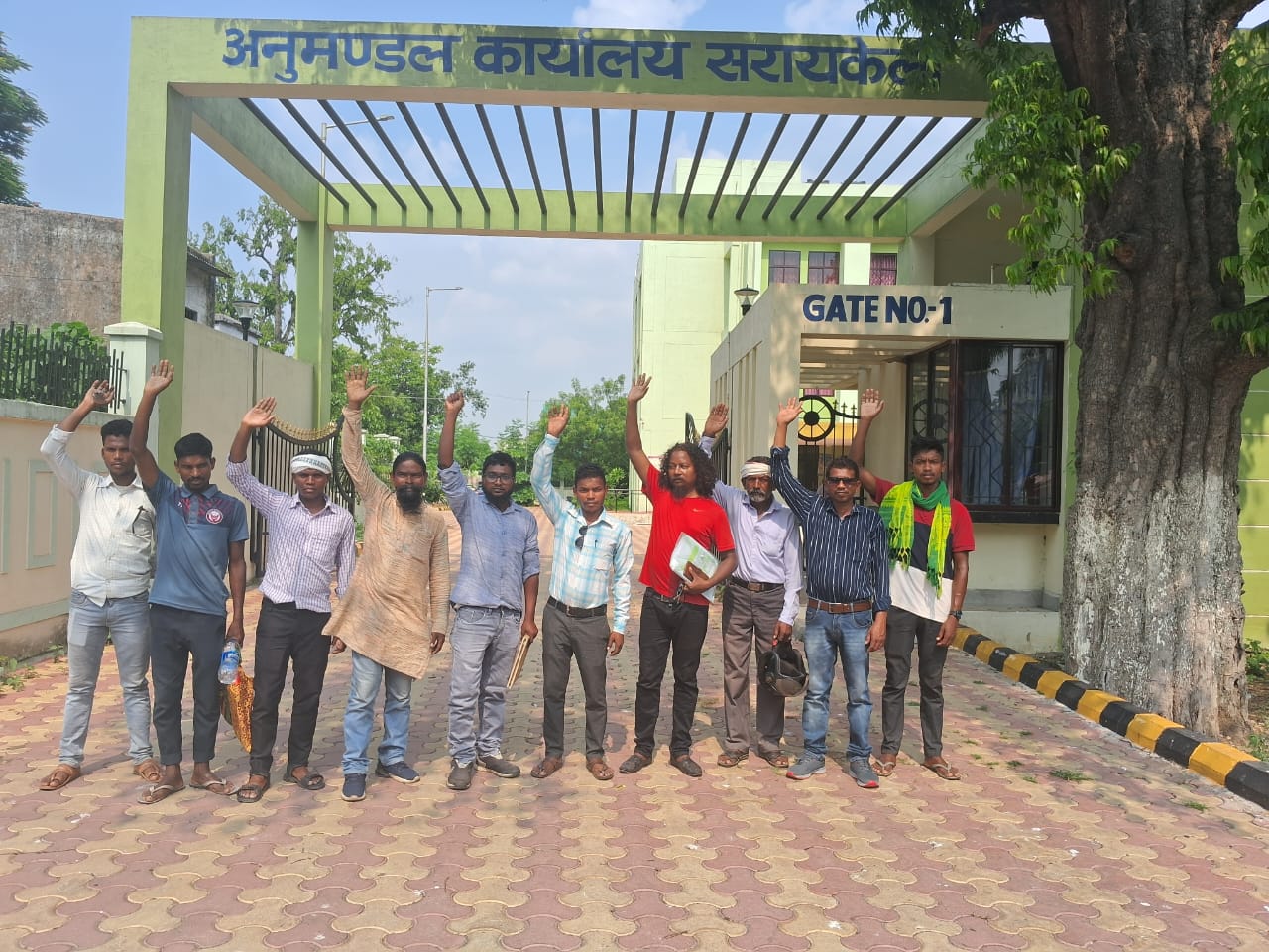 चालियामा मौजा में बिना ग्रामसभा की सहमति व बिना जनसुनवाई किये ही कंपनी खोलने के विरोध में बुधवार को राजनगर प्रखंड सह अंचल कार्यालय के सामने एक दिवसीय धरना प्रदर्शन करने वाले थे. लेकिन एसडीओ कार्यालय से धरना प्रदर्शन की अनुमति नहीं दी. इसपर ग्रामीणों ने नाराजगी जताया है.