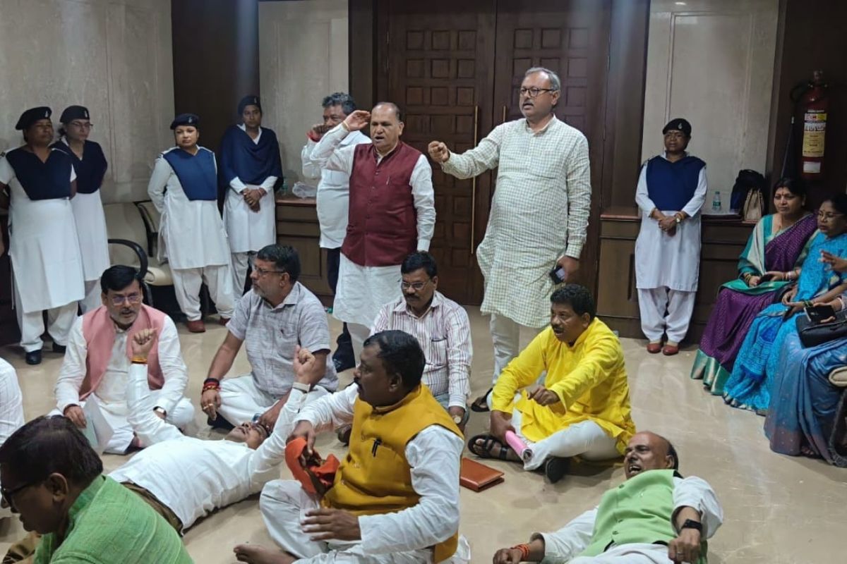 सदन में बैठे विपक्षी विधायक