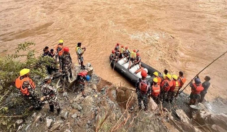 नेपाल में भूस्खलन की चपेट में आयीं दो बसें, सात भारतीयों समेत 65 लापता…