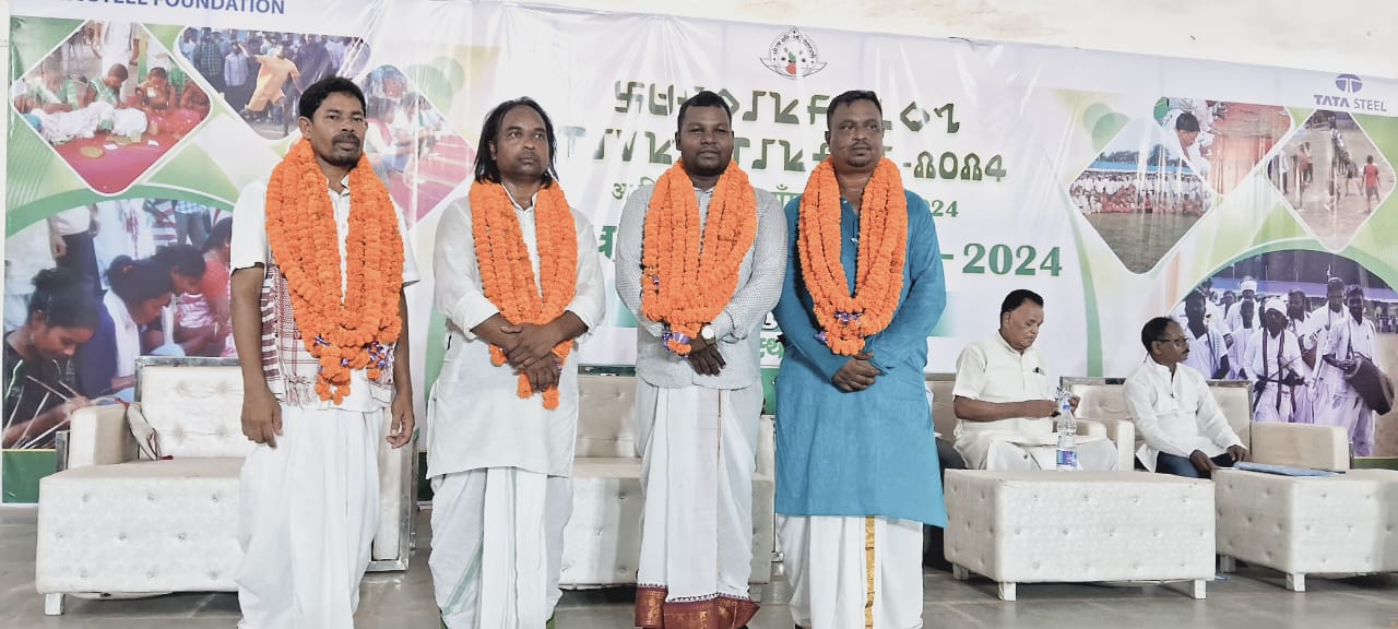 चाईबासा हरिगुटू में आयोजित दो दिवसीय आदिवासी युवा महोत्सव कार्यक्रम के समापन समारोह में रविवार को आदिवासी हो समाज युवा महासभा राष्ट्रीय कमेटी का पुनर्गठन किया गया. नयी कमेटी में राष्ट्रीय अध्यक्ष- इपिल सामद, उपाध्यक्ष- सुरा बिरूली, महासचिव-गब्बरसिंह हेंब्रम, कोषाध्यक्ष- सुरेंद्र पूर्ति को सर्वसम्मति से अगले तीन साल के लिए जिम्मेदारी दी गयी.