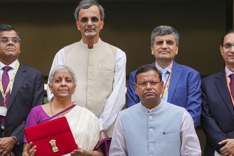 Aam Budget 2024 : स्टूडेंट्स पर मेहरबान हुई सरकार, मिलेगी इंटर्नशिप और 10 लाख के E voucher