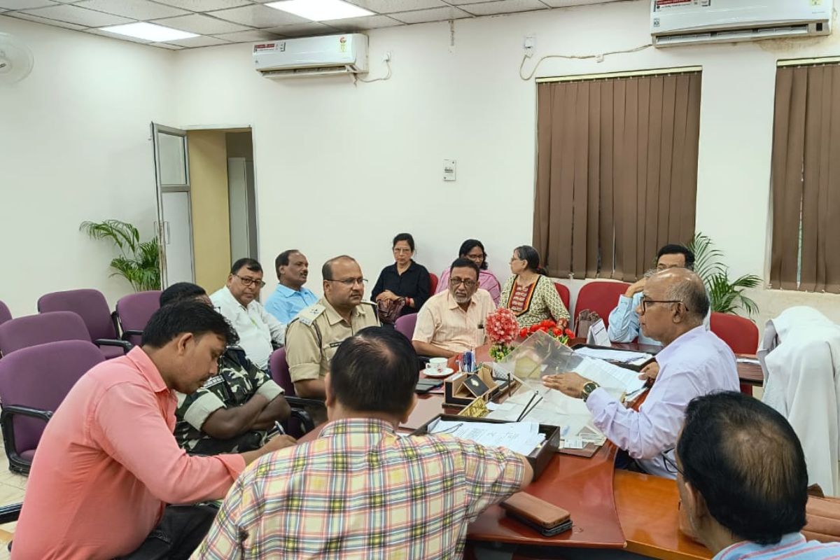 रैगिंग मामले की जांच करते डीएसपी
