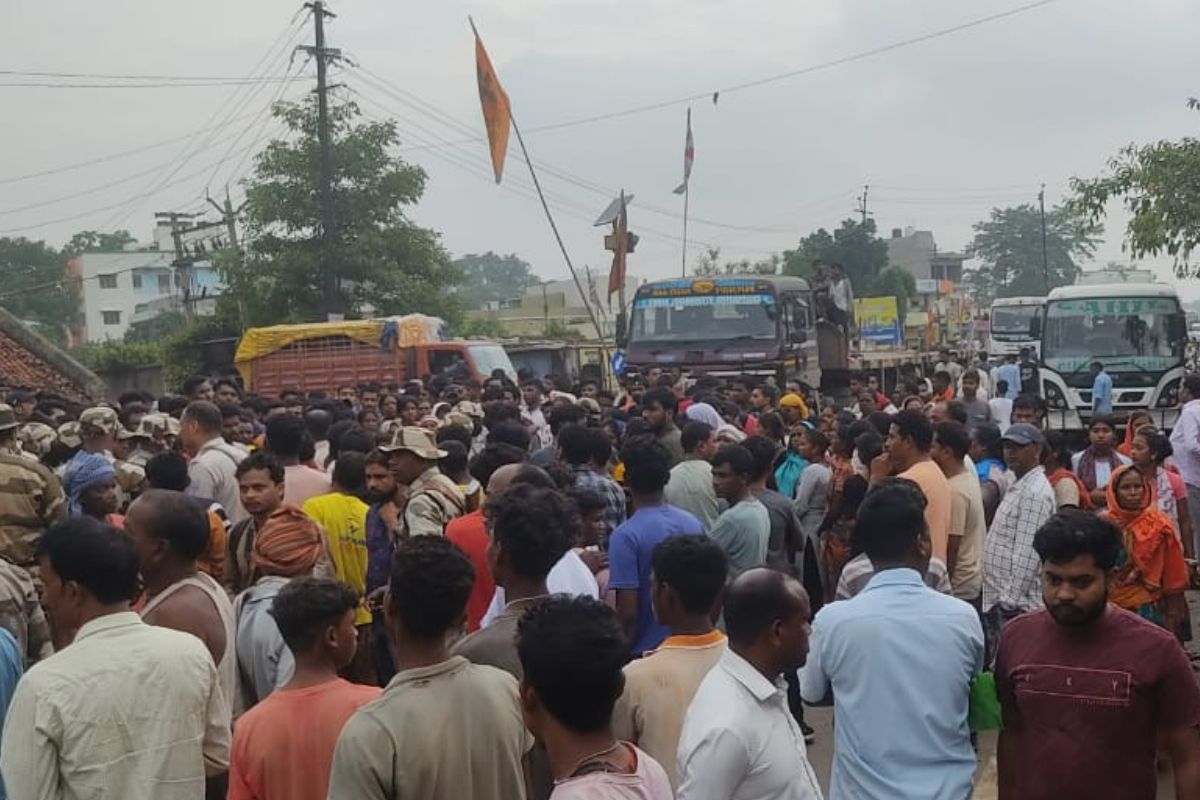 सड़क हादसे में मौत के बाद सड़क पर उतरे आक्रोशित लोग