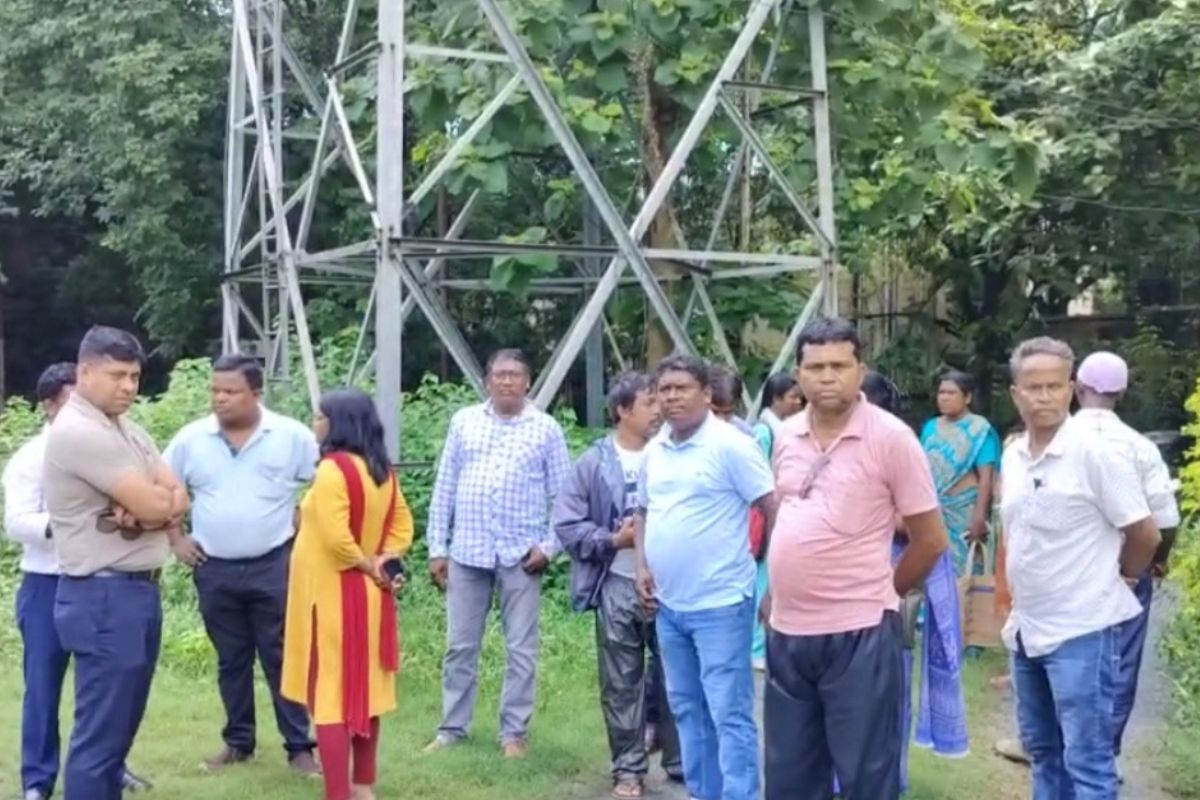 सड़क हादसे के बाद शोकाकुल शिक्षक-शिक्षिका
