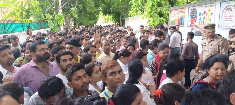 बिजली की लचर व्यवस्था के खिलाफ उग्र लोगों ने आगजनी कर आवागमन किया ठप