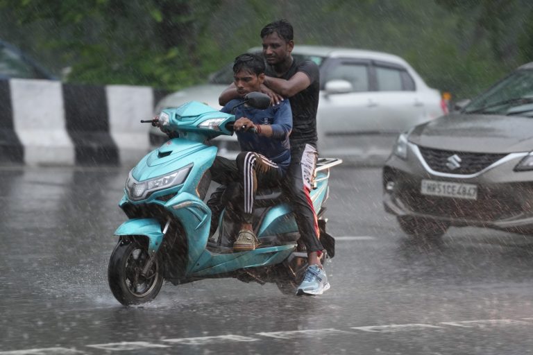 Bihar Weather: बिहार में अगले 24 घंटे में आयेगा तूफान, इन जिलों में ठनका को लेकर अलर्ट जारी