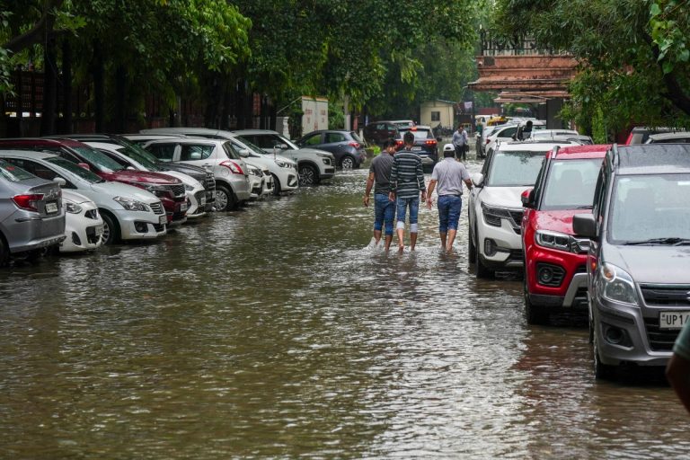 UP Weather Update: रह रहकर मौसम बदल रहा करवट, कभी धूप छांव तो कभी हो रही तेज बारिश