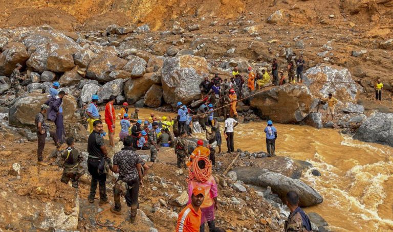 Wayanad Landslide: टनों मलबे के नीचे जगी जिंदगी की आस, रडार प्रणाली से सांस लेने का मिला संकेत