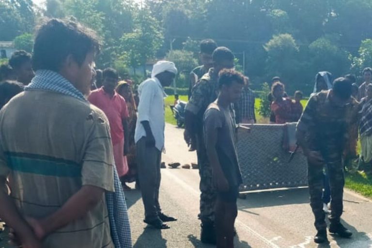 पश्चिमी सिंहभूम में धारदार हथियार से युवक की हत्या कर सड़क के बीचों बीच फेंका, जांच में जुटी पुलिस पश्चिमी सिंहभूम में धारदार हथियार से युवक की हत्या कर सड़क के बीचों बीच फेंका, जांच में जुटी पुलिस