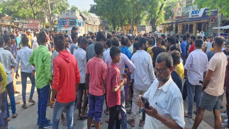 राखी की खरीदारी से लौटते समय औरंगाबाद में भीषण सड़क हादसा, मां-बेटी की मौत, दो घायल