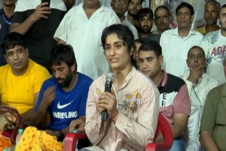 ‘मैं इस तरह के प्यार और सम्मान की हकदार हूं या नहीं…’ जानें विनेश फोगाट ने क्यों दिया ऐसा बयान