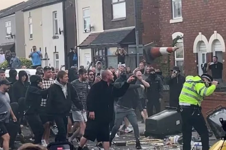UK Riots Update: दंगों की आग में ब्रिटेन, कई शहर चपेट में, ऐक्शन में PM कीर स्टार्मर
