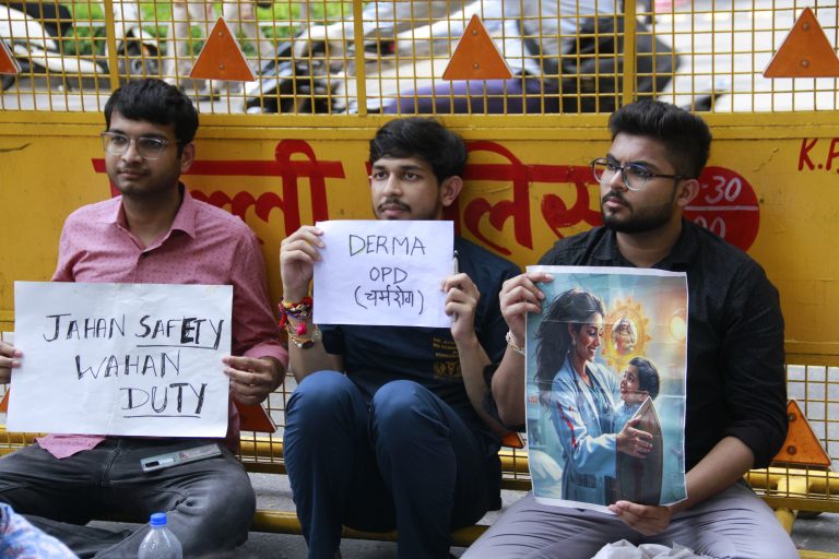 Doctors Protest: जंतर-मंतर पर डॉक्टरों ने किया प्रदर्शन, ओपीडी सेवा करायी मुहैया