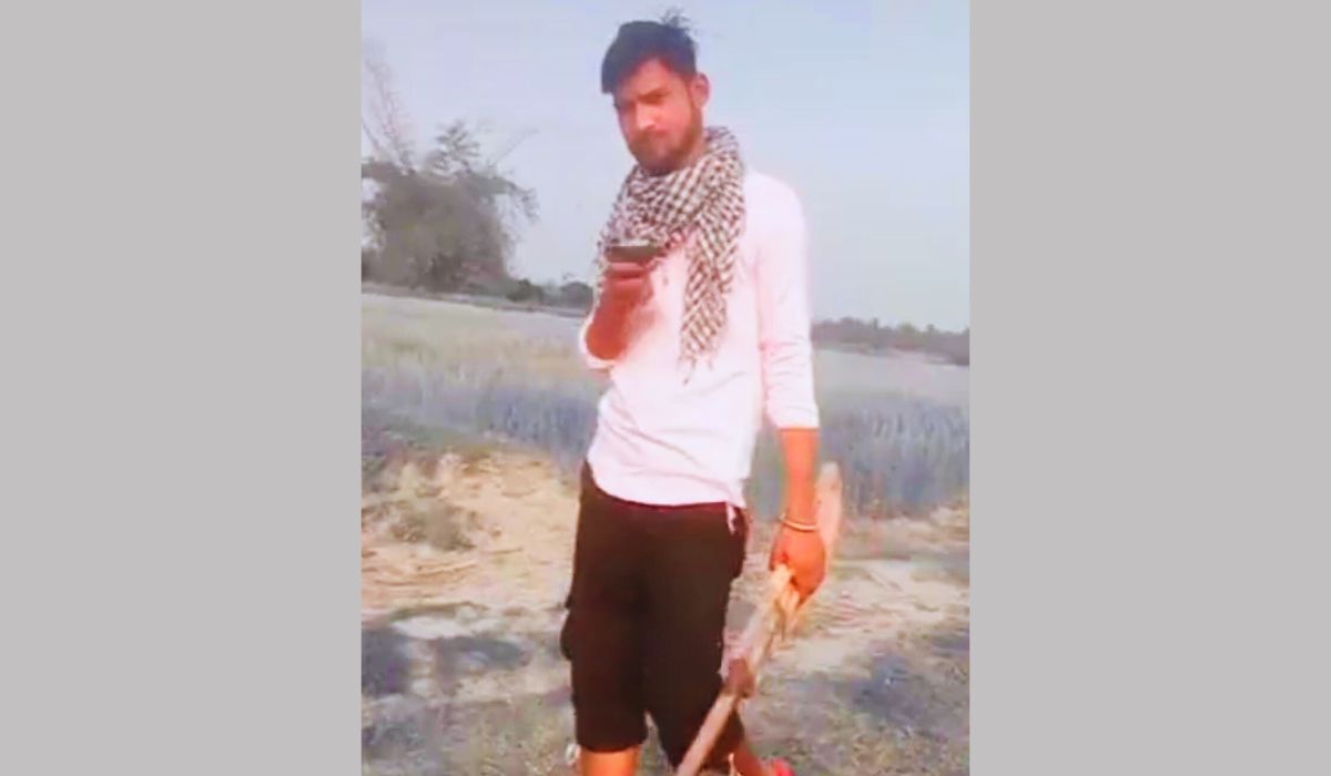 bagaha viral video news | West Champaran News: Video of a young man waving weapons is going viral on social media.