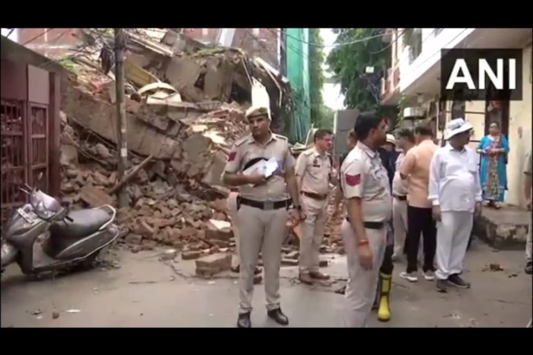 Delhi News: दिल्ली के मॉडल टाउन इलाके में ढही इमारत, एक की मौत, दो घायल