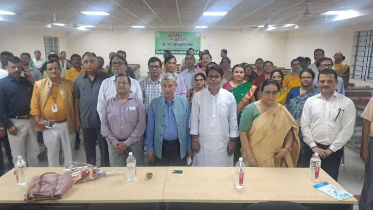 छात्रों व शिक्षकों की समस्या को प्राथमिकता के आधार पर हल करेंगे : कुलपति