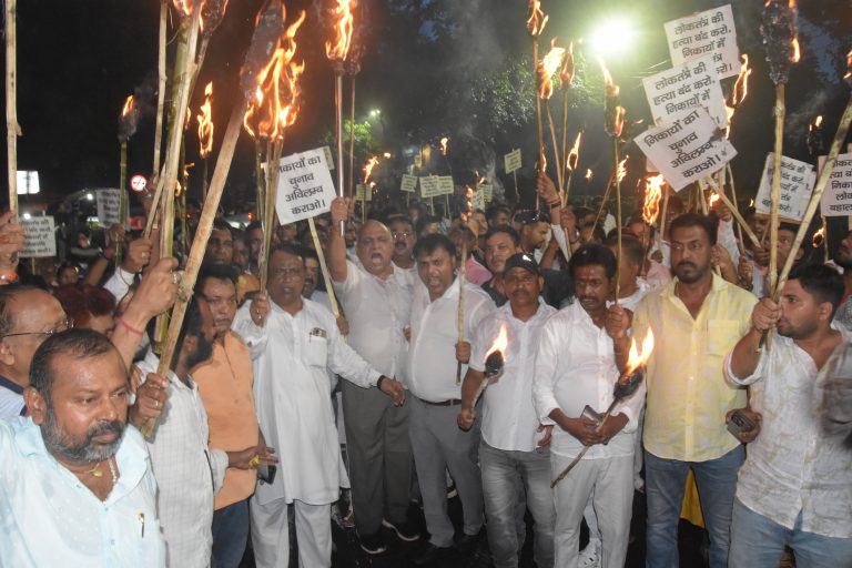 नगर निकाय चुनाव कराने की मांग को लेकर भाजपा ने निकाला मशाल जुलूस