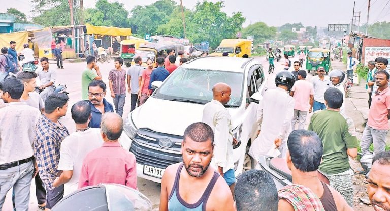 Ranchi News : कार के धक्के से घायल महिला की मौत, लेकिन बेटे की बचा ली जान