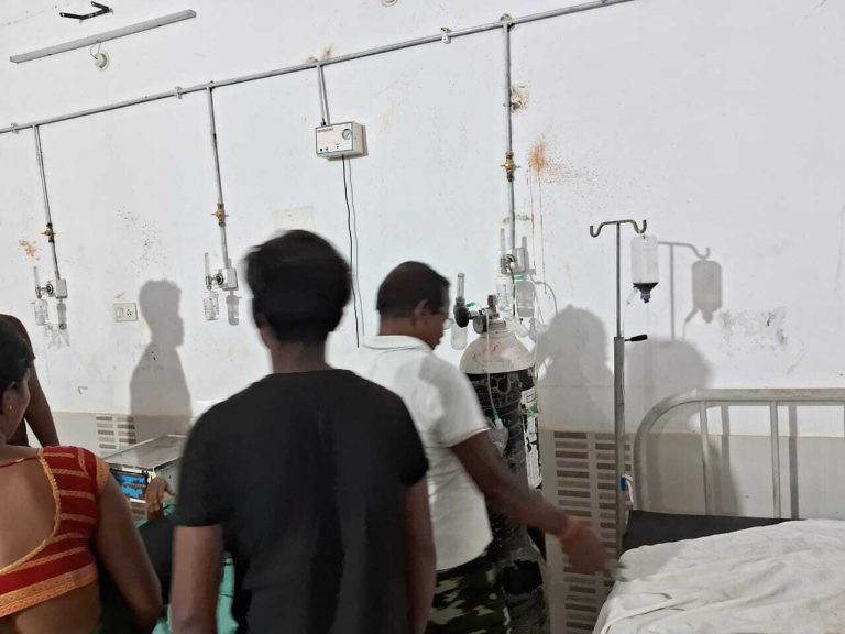 मरीज को सुरक्षा गार्ड ने लगाया ऑक्सीजन, बिगड़ी तबीयत