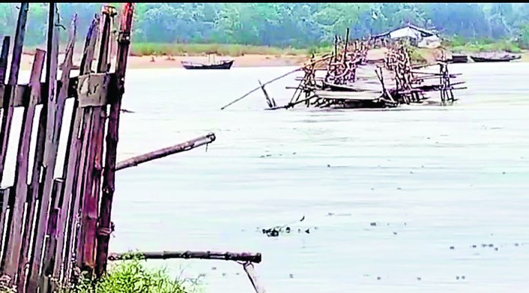 दामोदर नदी पर बना अस्थायी बांस का पुल टूटकर बहा