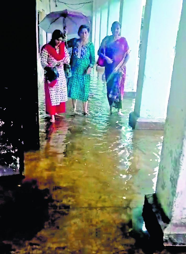 पानागढ़ बाजार प्राथमिक स्कूल में भरा पानी, विद्यार्थी-शिक्षक परेशान