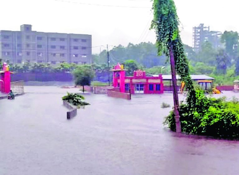 सिंघारन नदी का प्रवाह अवरुद्ध करने से कई इलाके पानी में डूबे, प्राचीन मंदिर जल में डूबा