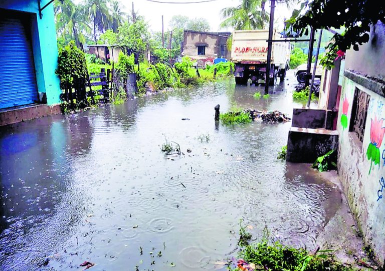 पानागढ़ में विभिन्न इलाकों में जल जमाव से लोगों की बढ़ी मुश्किलें