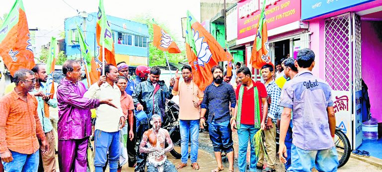 हुगली : जर्जर सड़क पर जमे गंदे पानी में स्नान कर जताया विरोध