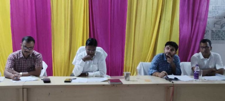अंचल कार्यालय के कार्यों का डीएम ने की समीक्षा, लगान वसूली को लेकर दिये गये लक्ष्य