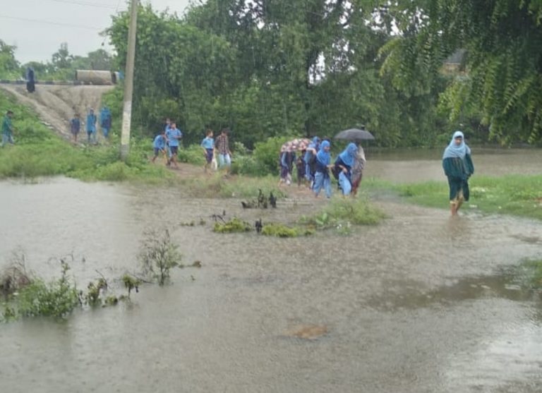स्कूल के समीप जलजमाव से बच्चों को हो रही कठिनाई