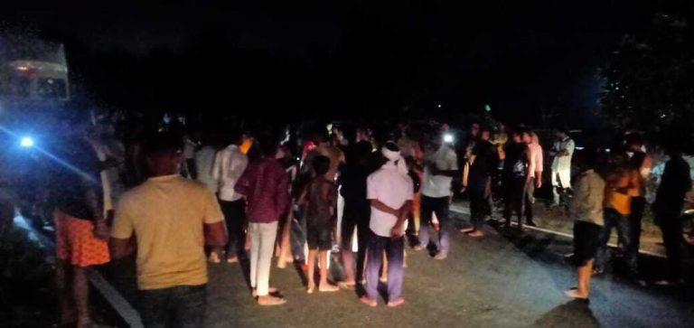 एनएच 57 पर बाइक की ठोकर से अधेड़ की मौत, दो जख्मी, विरोध में सड़क जाम