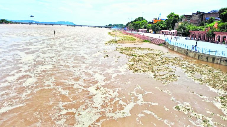 लगातार हो रही बारिश के बाद फल्गु लबालब