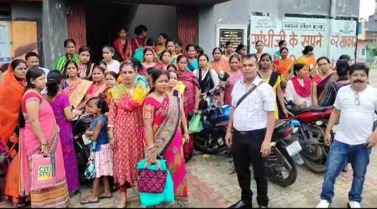 …और पहले दिन सर्वर रहा डाउन, निराश होकर लौटी महिलाएं