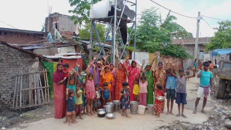 वार्ड नौ में वाटर स्टैंड पोस्ट की टंकी फटने से गहराया पेयजल संकट, किया प्रदर्शन