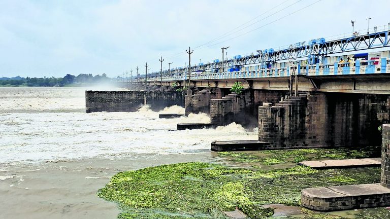 दुर्गापुर बैराज से छोड़ा गया 70 हजार घनफुट पानी