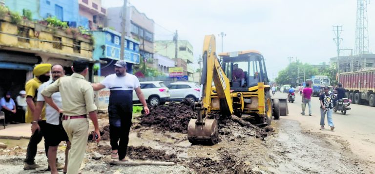 हाइड्रेन के स्लैब पर मिट्टी काट दुरुस्त की गयी निकासी