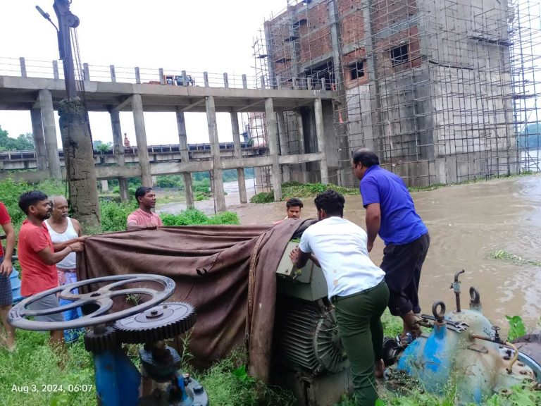 जामाडोबा वाटर प्लांट के इंटेकवेल में फंसा कचरा, जलापूर्ति बाधित