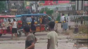 रेलवे फाटक के बीच फंसा सवारियों से भरा  ई-रिक्शा, ट्रेन निकलने पर अटकी रही लोगों की सांसें