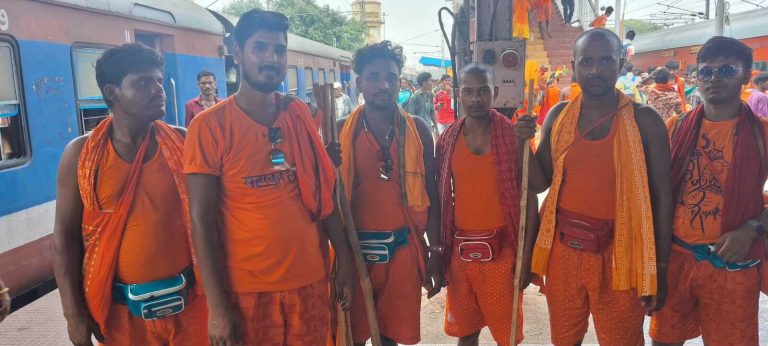 खगड़िया-जमालपुर ट्रेन आते ही शिवमय हुआ जमालपुर स्टेशन