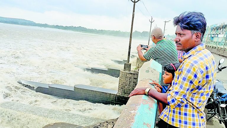 दुर्गापुर बैराज से छोड़ा गया एक लाख क्यूसेक पानी