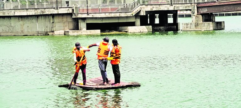 Ranchi news : बड़ा तालाब में फिर डाले गये आठ हजार ई-बॉल, पानी से दुर्गंध आना हुआ कम