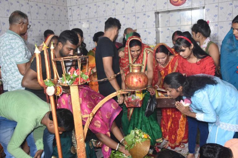 सावन की तीसरी सोमवारी पर शिवालयों में जलाभिषेक को उमड़े श्रद्धालु