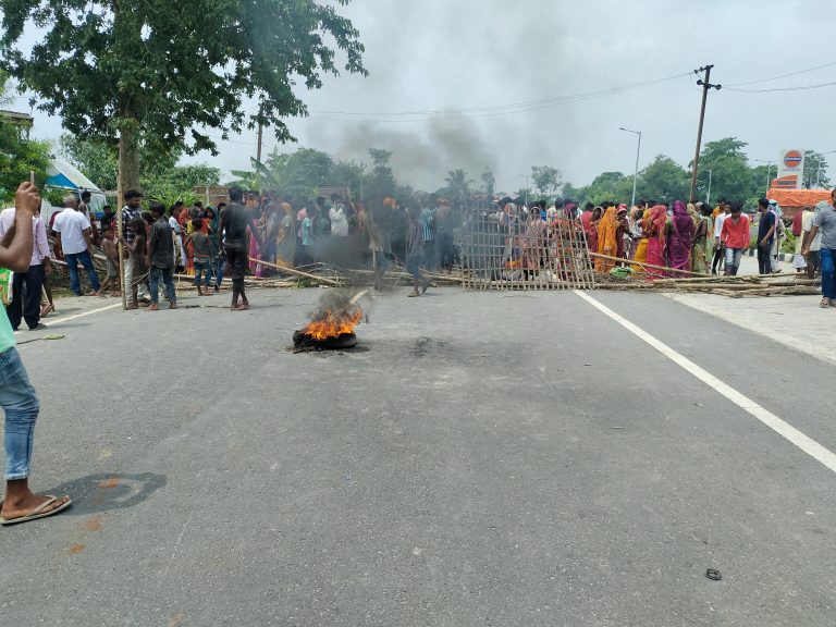 Supaul News: तेज रफ्तार की कंटेनर ने सड़क पर मासूम को रौंदा, आक्रोशित लोगों ने सड़क जाम कर किया प्रदर्शन