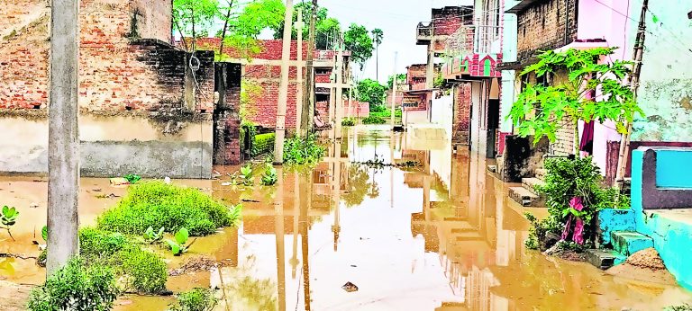 सोन नदी उफान पर, तिलौथू में घुसा बाढ़ का पानी