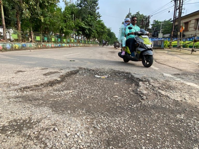 राउरकेला : कहीं ड्रेन पर स्लैब नहीं, तो कहीं सड़कों पर बने गड्ढे दे रहे दुर्घटनाओं को न्योता