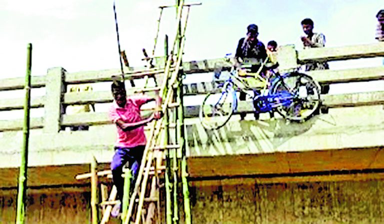 सेतु से जान जोखिम में डाल कर आवाजाही