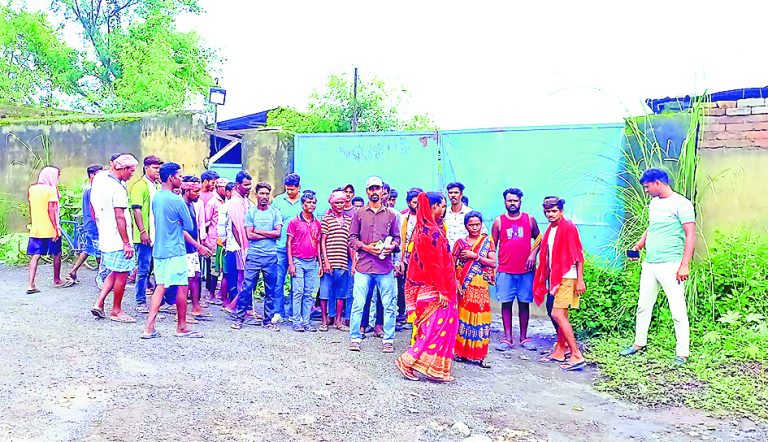 फैक्टरी बंद होने का मजदूरों ने किया विरोध