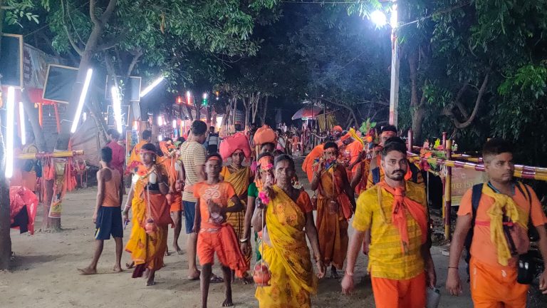 कांवरियों के मुख से निकले बोल बम के महामंत्र से पवित्र हो रहा वातावरण