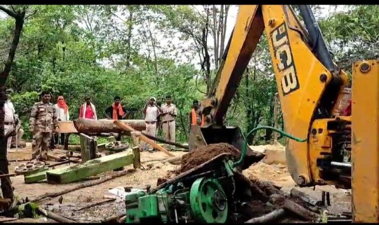 मुड़िया के बीच जंगल से अवैध आरा मशीन जब्त